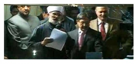 Tahir-ul-Qadri announcing the declaration in Islamabad 