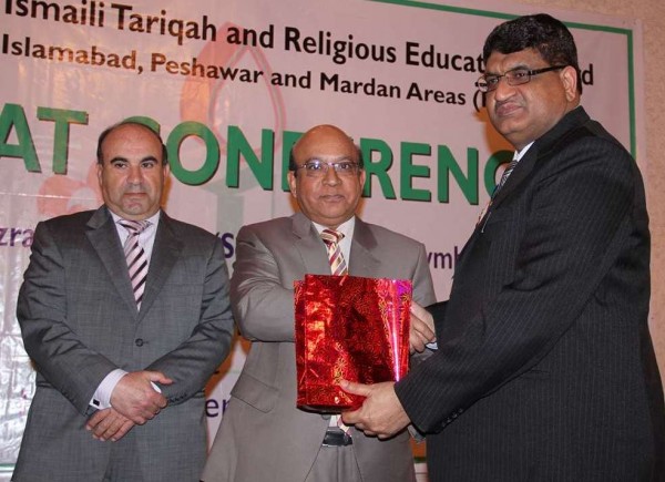H.E Muhammad Rashad presnts gift to Dr. Muhammad Zia Ul Haq at the Seerat Conference organised by ITREB, RIPMA