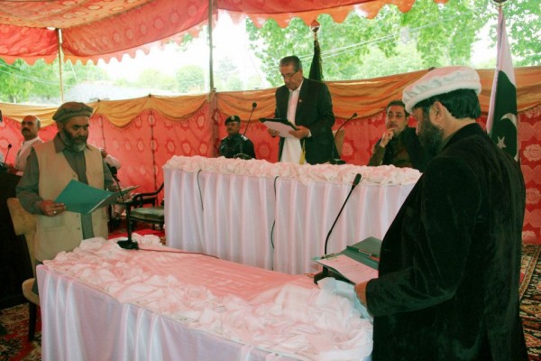 Governor Gilgit-Baltistan administering oath to the new ministers 