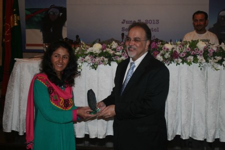 President Iqbal Walji presenting an award to Samina Baig 
