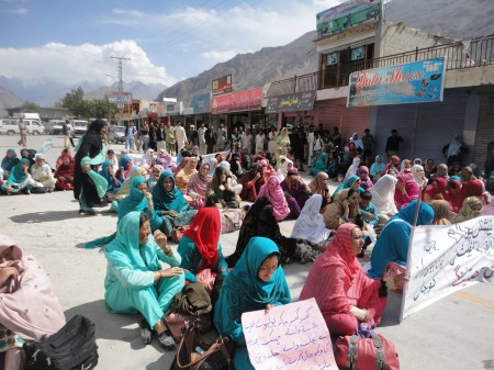 Protesters staging a sit-in at the Karakuram Highway in Aliabad town of Hunza-Nagar district. Photo: Ikram Najmi 