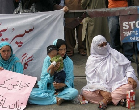 A worker carrying her child during the protest demonstration. Photo: Mon Digital