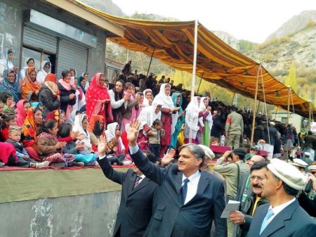 Rousing welcome for federal minister Berjees Tahir, foreign ambassadors, diplomatic staff and government officials in Gulmit, Gojal (Upper Hunza). He is in the village to attend the concluding ceremony of the Silk Route Festival. Photo: Hussain Nagri 