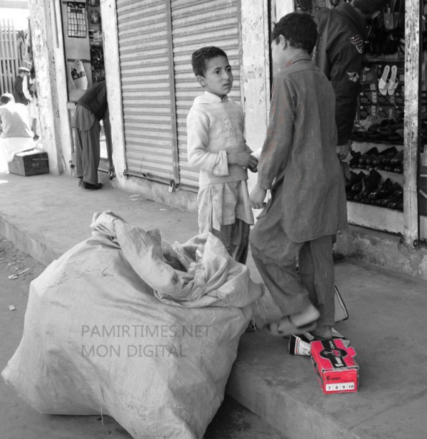 The exact number of children earning their livelihood in the streets of GIlgit is not available because no concrete study has been conducted in this regard by any organization. Photo: Mon Digital 