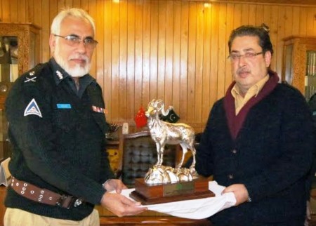 IG Bhatti presented a souvenir to the Chief Minister 