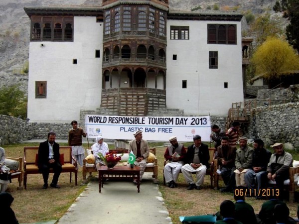 A session in front of the Khaplu Palace, Ghanhce (Baltistan)