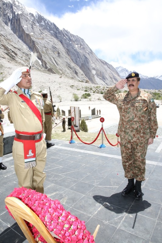 General Raheel Sharif paid homage to the martyrs of Giyari sector at  a monument constructed in their honour 