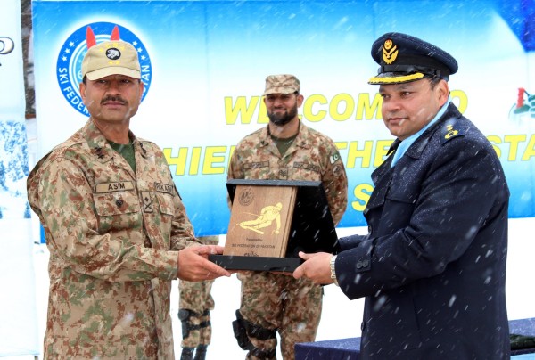 Souvenir being presented to Major General Asim Munir of FCNA 