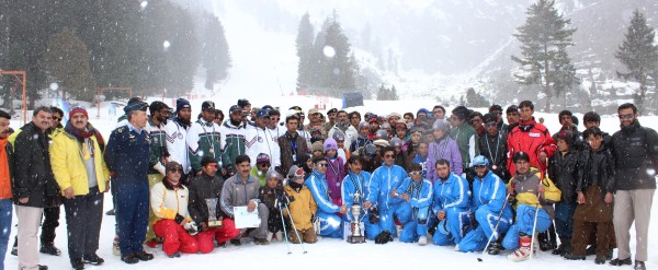 Group photo of the athletes with the guests and officials 