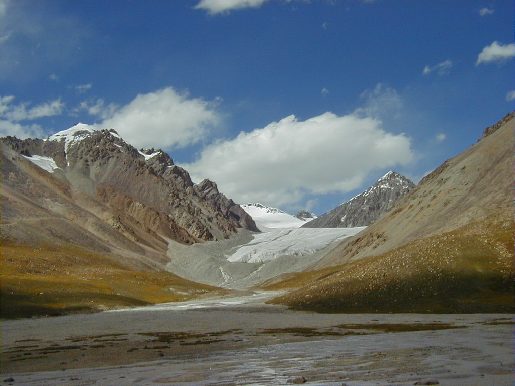 The snow covered peaks and glaciers located in Khunjerab are among the most important sources of the Hunza River 