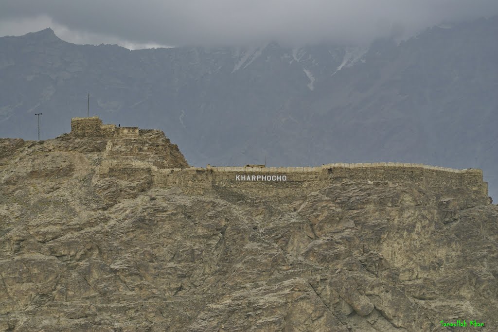 A view of the fort's boundary wall from the Skardu city 
