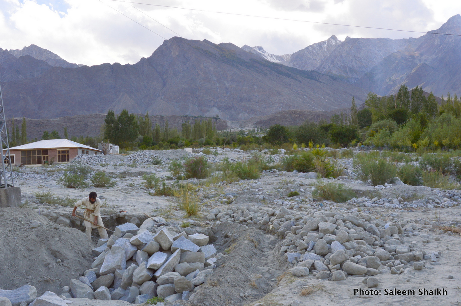 A farmer struggles to reclaim his field by spading away silt deposited on his field in flood-prone Damaas village in picturesque valley of Gizer district, Pakistan’s north. Traditionally, the village is located in non-flood area. But three floods have hit it in 2006, 2010 and 2015, respectively, with 2010 flood being the most devastating. Photo credit: Saleem Shaikh