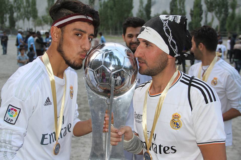 Winning players rejoice kissing the trophy, Photo: Rehmat Jabbar 